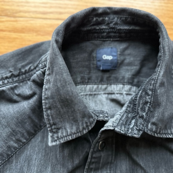 Men’s Gap denim shirt w/black-pearl snaps; medium; worn; - Picture 4 of 6